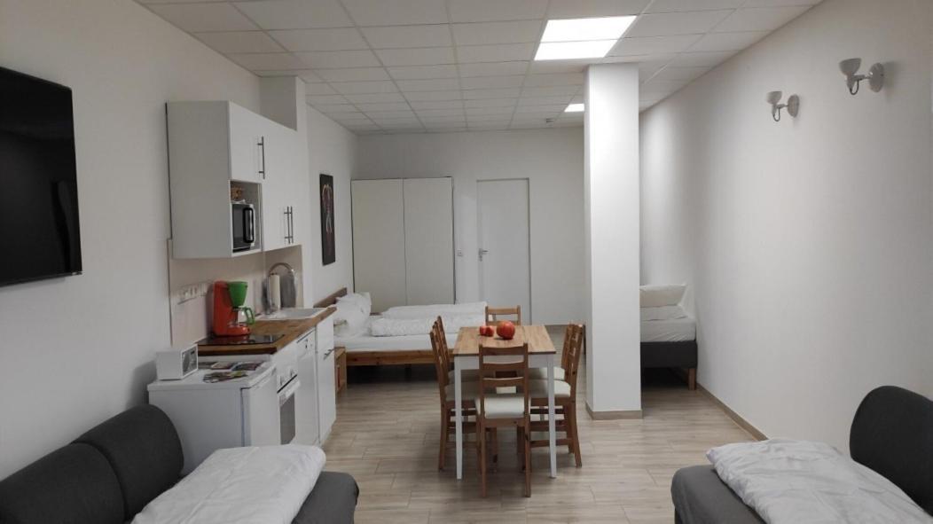 Eleonoras Ferienwohnung In Wuerzburg Stadt Mit Terrasse Im Erdgeschoss Inklusive Eigenen Parkplaetzen Vor Der Tuer Extérieur photo